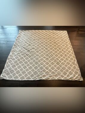 Pottery Barn Teen Light Gray & White Quatrefoil Duvet Cover and Shams